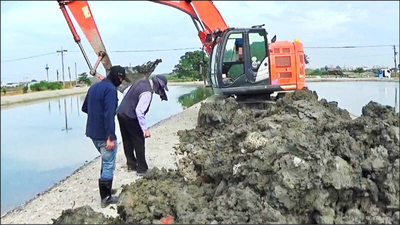 台南市警方日前破獲史上最大的廢土集團，開挖發現填埋營建廢棄物等。（警方提供）