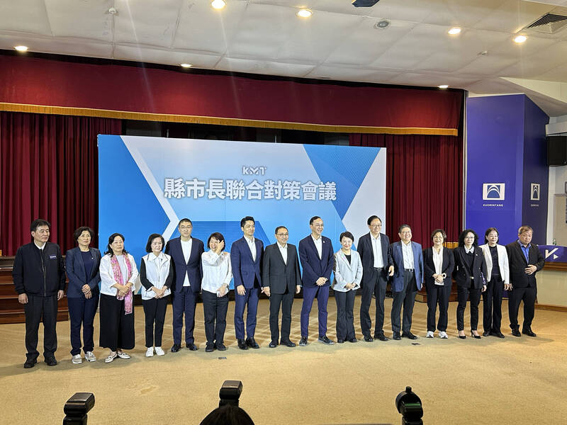 國民黨主席朱立倫（右8）日前主持縣市長聯合對策會議，批評民進黨政府「浪費三個月」，還把「王牌」台積電先打出去了，對美談判將非常困難。（資料照）