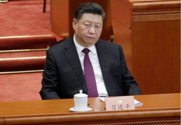 美中關稅戰開打，中共封鎖相關評析，然而人民日報與紅歌會的文章，卻透露出中共內部爭鬥劇烈及習近平權位岌岌可危的徵兆。（路透）
