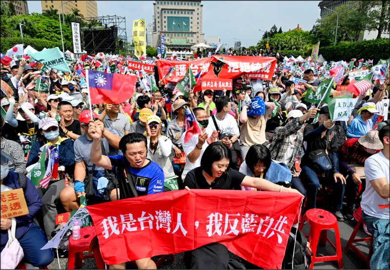 從週六凱道「拒絕統戰、守護台灣」大會師看，「大罷免」的達標，需台灣派與中華民國派同心協力，現今的民意走向，正是如此。（資料照）