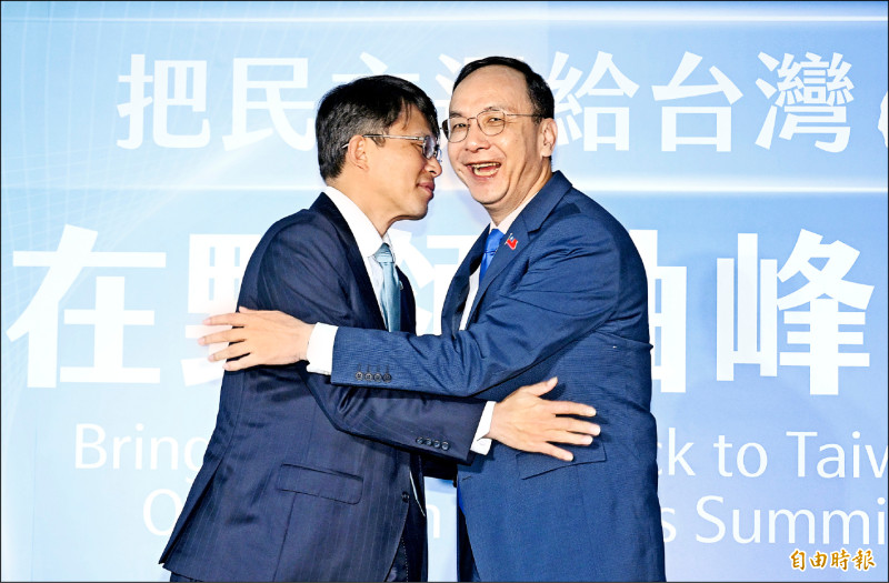 國民黨主席朱立倫（右）、民眾黨主席黃國昌（左）22日舉行在野領袖峰會，兩人在會中握手、擁抱致意。（記者廖振輝攝）