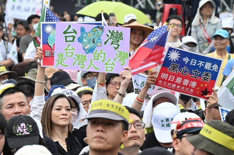 419「拒絕統戰，守護台灣」活動，公民齊聚凱道，支持罷免藍委，以維護台灣民主與國家主權。（資料照）