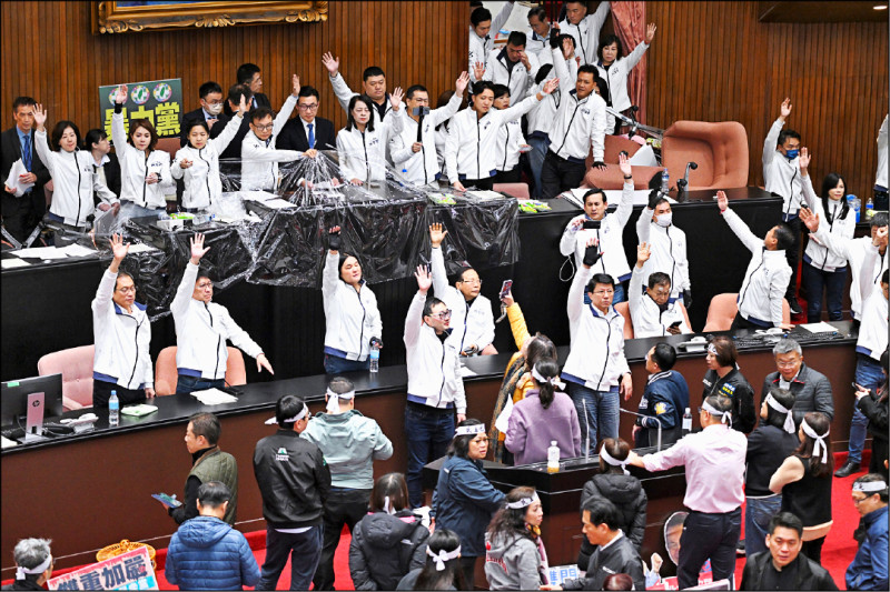 過去一年多，除了藍白國會之亂，「╳╳同路人」紛紛冒出來。（資料照）