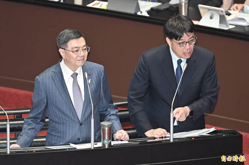 行政院長卓榮泰（左）、陸委會主委邱垂正（右）22日赴立法院施政方針及施政報告並備詢。（記者塗建榮攝）