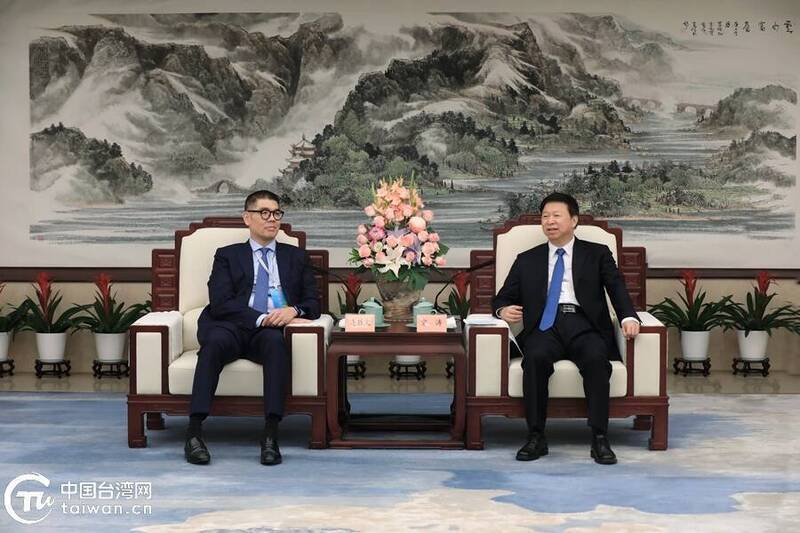 中國國台辦主任宋濤（右）在杭州與國民黨副主席連勝文（左）見面。（圖取自國台辦旗下中國台灣網）