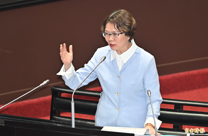 劉書彬22日拿中華人民共和國的《反分裂國家法》質詢閣揆卓榮泰。她還曾任東吳大學政治系主任。（記者塗建榮攝）