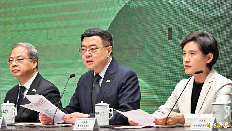 政院院會通過「因應國際情勢強化經濟社會及國土安全韌性特別條例」草案，卓揆（中）親自說明。（資料照）