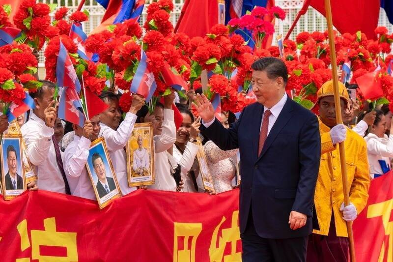 美中陷入關稅戰之際，中國國家主席習近平出訪東南亞三國。圖為習近平（左）抵達柬埔寨金邊國際機場向人群致意。（歐新社）