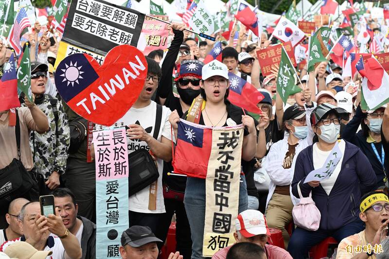 四月十九日，一群罷免藍委的「拒絕統戰，守護台灣」活動。（資料照）