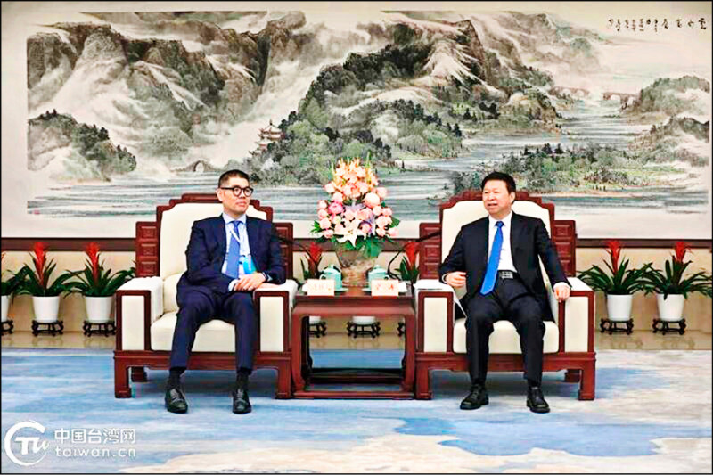中國國台辦主任宋濤（右）在杭州與國民黨副主席連勝文（左）見面。（圖取自國台辦旗下中國台灣網）