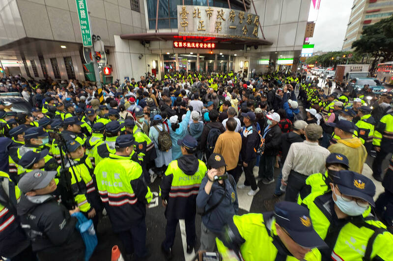 0426國民黨支持者包圍台北市中正一分局，聲援國民黨主席朱立倫。（資料照）