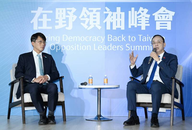 國民黨主席朱立倫（右）、民眾黨主席黃國昌（左）4月22日舉行「把民主還給台灣——在野領袖峰會」，交換國政意見。（資料照）