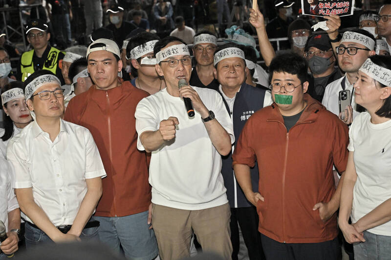 不滿檢調偵辦罷綠「死亡連署」案，國民黨主席朱立倫號召群眾包圍北檢。（資料照）