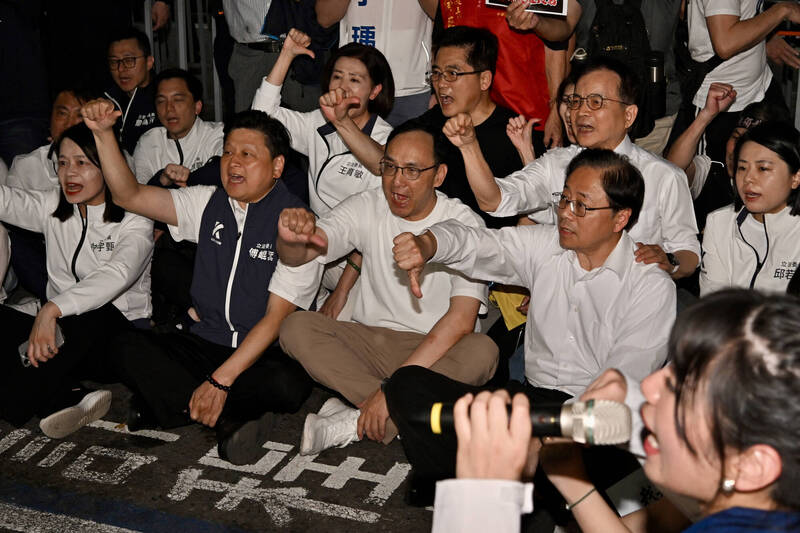 台北地檢署依法偵辦罷綠「幽靈連署」案，國民黨主席朱立倫動員群眾包圍地檢署抗議。（資料照）