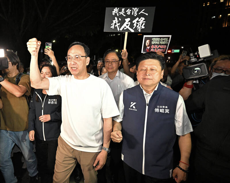 面對罷免藍委風潮，國民黨「以罷制罷」卻陷入「死亡連署」的司法風波，國民黨不但毫無自省能力，還學民眾黨號召群眾包圍北檢，抗議司法不公。（資料照）