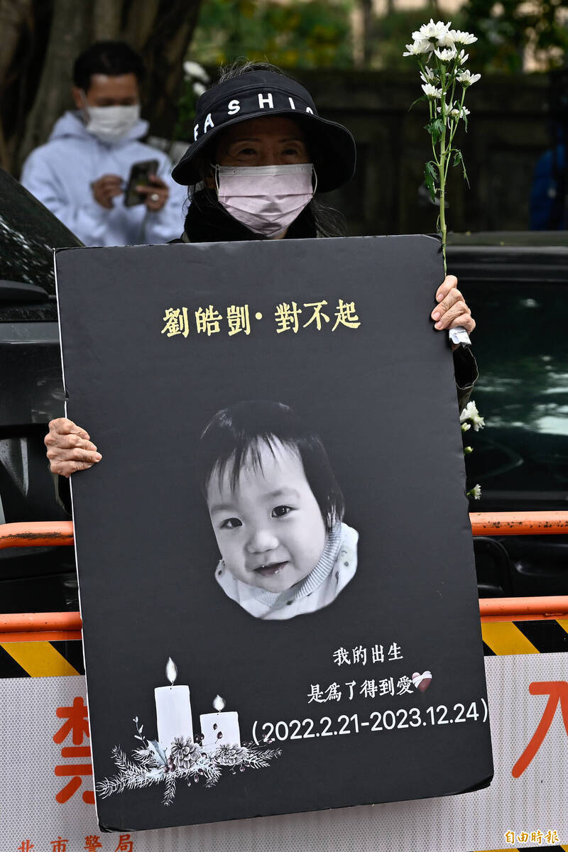 聲援剴剴，有民眾手持白菊花哀悼。也有活動打著名號卻避談究責。（資料照）