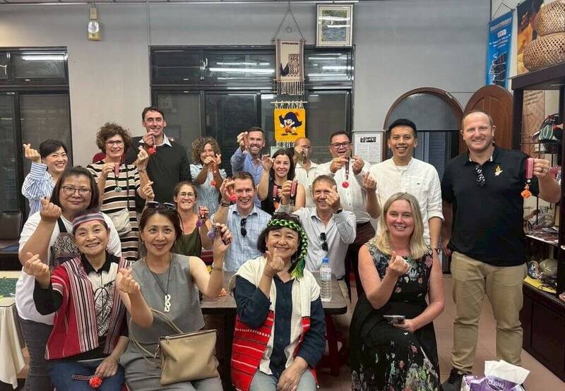 紐西蘭國會「跨黨派台灣友誼小組」訪問團日前參訪新北市烏來泰雅民族博物館，體驗原民編織工藝。（中央社，新北市議員馬見提供）