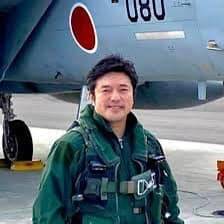 本人從政近30年，歷任五屆日本眾議院議員並曾擔任防衛省副大臣，生平首重信譽。圖為擔任防衛副大臣時代的中山泰秀。（取自貼文）