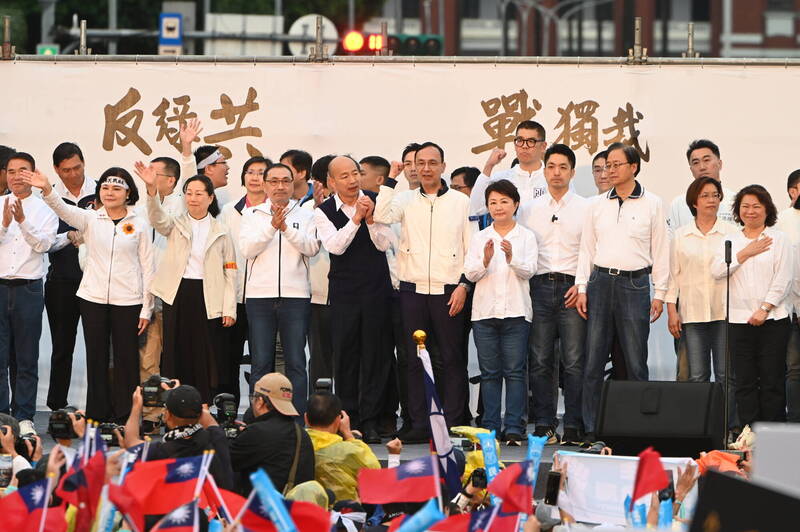 正因為知道不是獨裁，在野黨這批政治人物才敢出來率眾「戰獨裁」。（資料照）