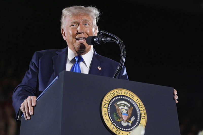 美國總統川普憑藉美國制度優勢及其手中強大的談判籌碼，得以在國際場域與多國展開經貿談判與博弈。（美聯社）