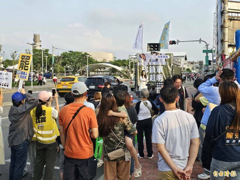 苗栗選區罷免行動艱困，台灣公民陣線跟經民連日前聲援，於邱鎮軍從政前推動設立的英才夜市旁舉辦宣講與連署。（資料照）