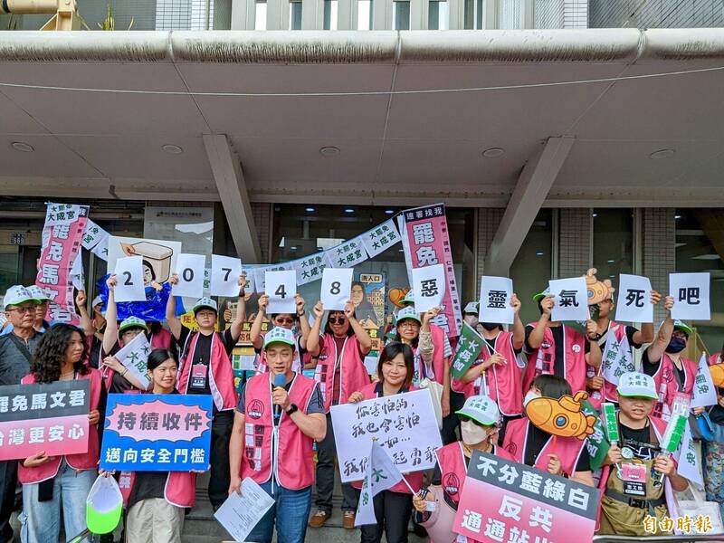 南投罷免立委馬文君二階連署，罷團0504送交「20748」份連署書。志工阿美（前排中） 說出「你害怕的，我也會害怕，不如，我們一起勇敢！一起改變！」（記者劉濱銓攝）