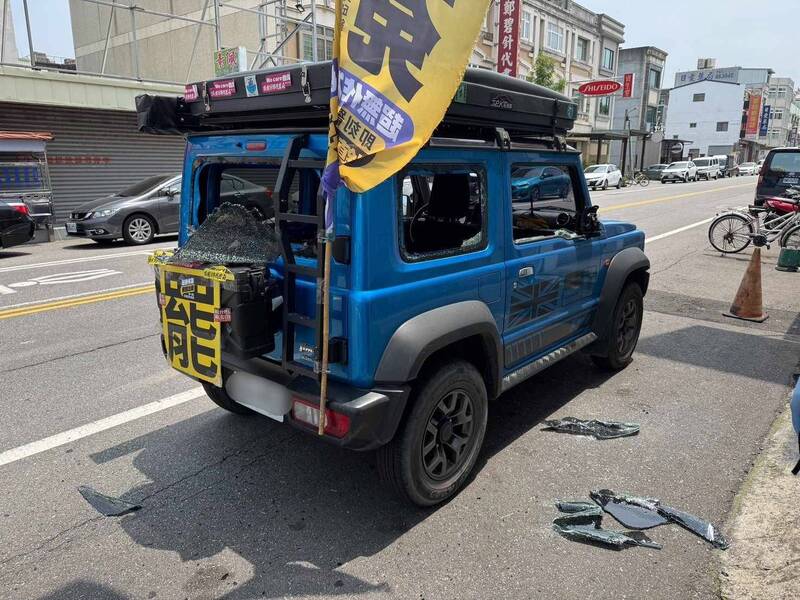 苗栗國罷免立委連線全體志工，扛起了罷免兩區不適任立委的重擔，不畏暴力，從未退縮。圖為志工宣傳車昨（5日）在苑裡鎮被砸。（苗栗國罷免立委連線提供）