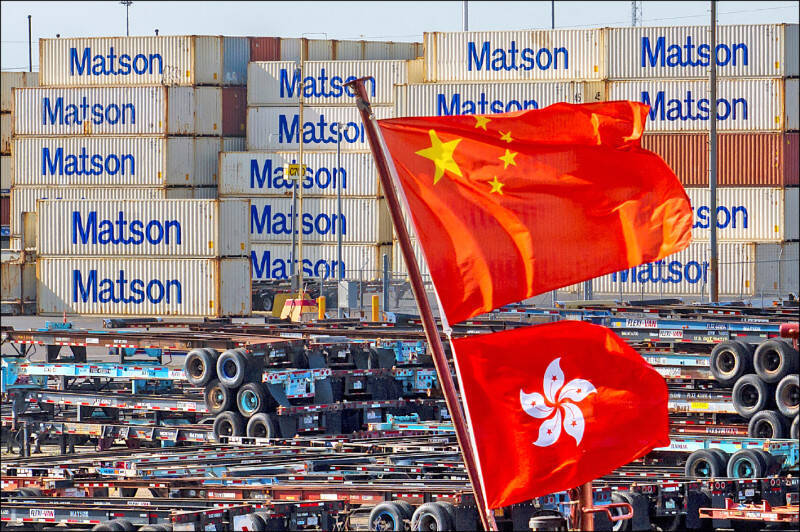 為防堵中共透過港澳移民對台灣滲透，政府研議港人移民新增「長期居留」選項，不必歸化取得台灣身分證，降低國安風險。（美聯社檔案照）