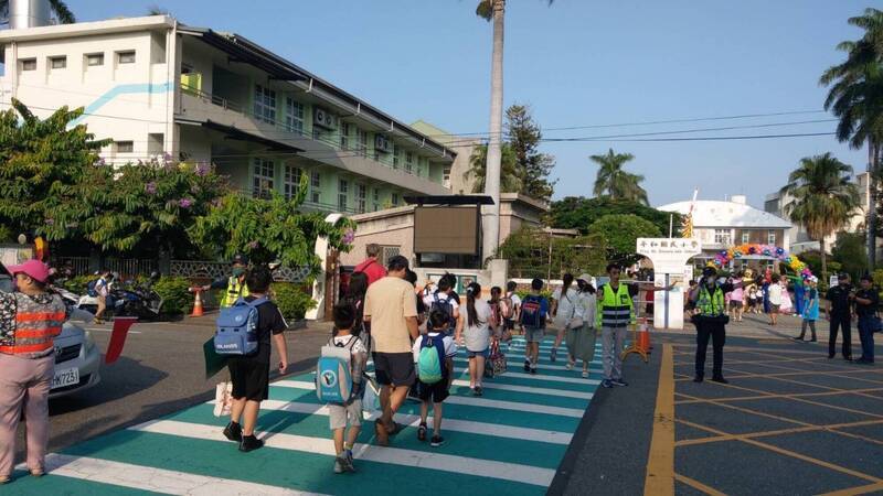 明年中小學寒假結束後須先上3天課，接著放9天的農曆春節假期，恐影響家庭作息安排。示意圖。（資料照）