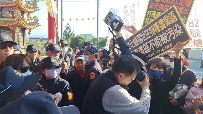 南投縣政府1月13日在名間鄉舉辦興建焚化廠說明會，反焚化爐的民眾與警方爆發拉扯衝突，場面一度混亂。（記者張協昇攝）
