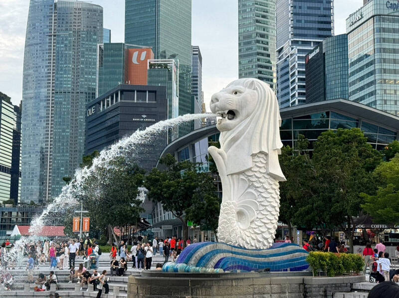 新加坡在英國權威統計機構Tortoise Media的2024全球人工智慧指數評比，連兩年位居世界第三。圖為新加坡知名地標魚尾獅雕像。（中央社資料照）