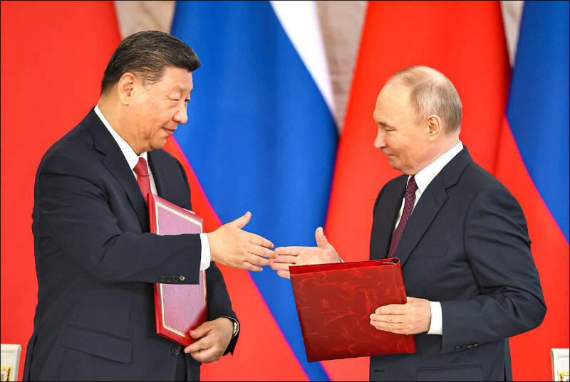 俄羅斯總統普廷（右）與中國國家主席習近平（左）8日在莫斯科舉行會談。（歐新社）