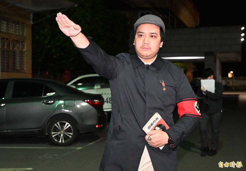 上次國民黨宋建樑戴著納粹臂章赴新北地檢署應訊，還比出納粹軍禮。（資料照）