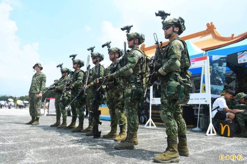 陸軍特戰部隊6人小組在全國高中職儀隊競賽決賽場邊「全副武裝」現身台北市自由廣場，而各組員頭盔上安裝的即是國造TS-96型夜視鏡。（資料照）