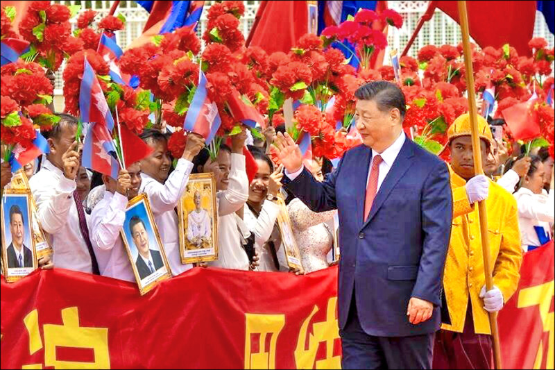 美中陷入關稅戰之際，中國國家主席習近平出訪東南亞三國。圖為習近平（左）抵達柬埔寨金邊國際機場向人群致意。（歐新社）
