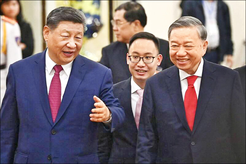 中共總書記習近平（前排左）訪越南，會見越共總書記蘇林（前排右）。（路透）