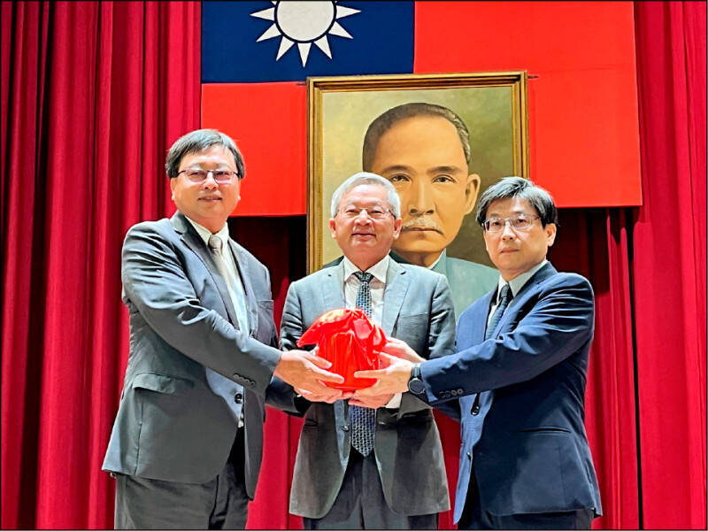 新竹科學園區管理局局長陳宗權（右）將於6月2日提前退休，轉任民間企業，創下歷任局長最短任期紀錄。（資料照）