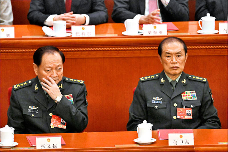 中共軍委副主席何衛東（右）因涉嫌貪腐，已被免除職務，左為另一名中央軍委副主席張又俠。（法新社）