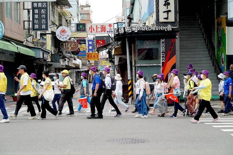 熱蘭遮失智症協會去年舉辦「從鹿耳門到熱蘭遮」健走活動，透過平凡的健走、深呼吸練習，來重建身體節奏、恢復存在感。（擷取自社團法人大臺南熱蘭遮失智症協會臉書）
