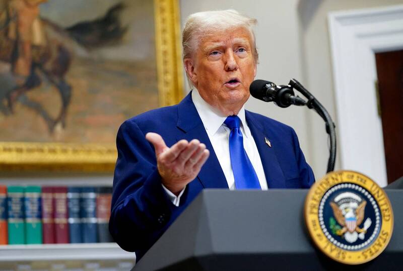 美國總統川普12日在白宮記者會上，評論美中貿易談判的結果時，突然提及：這有利於「統一與和平」（unification and peace）。（路透）