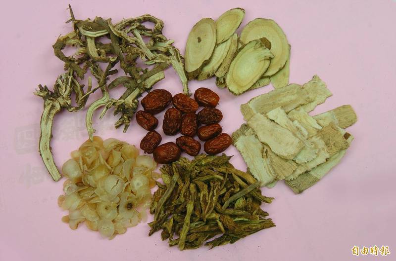 衛福部發布藥事法「318解釋令」，針對販售中藥材之資格做出明確規範，卻引發中藥用藥安全爭議。圖為中藥材示意圖。（資料照）