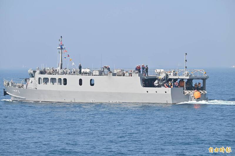 台灣海軍積極強化水面艦隊反封鎖能力，圖為2024年國軍春節加強戰備操演期間，演練水雷施放的海軍陸戰隊快速布雷艇。（資料照）