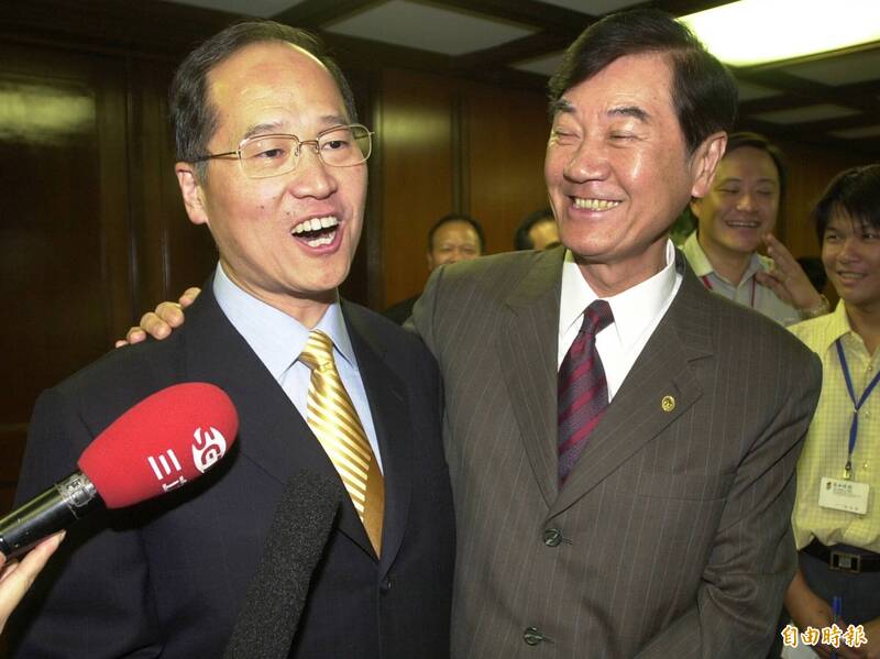 2004年，時任外交部長陳唐山（右）主持新任駐美代表李大維的就職宣誓典禮。 （資料照）