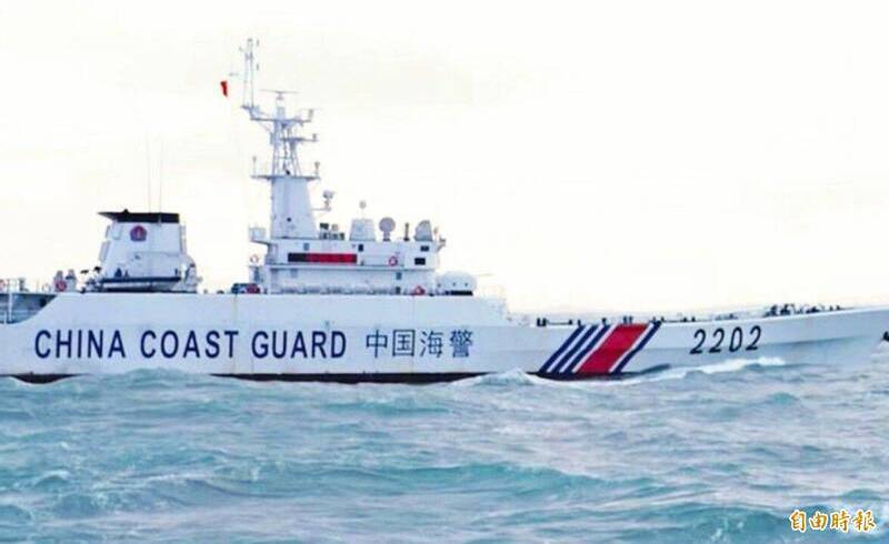 中國2202海警船打破長期存在執法「默契」，越過海峽中線以東，進入我國經濟海域，驅離正在作業的10餘艘澎湖漁船。（資料照）