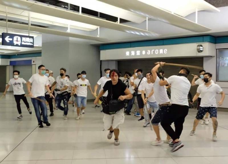 中共為了鎮壓港人的反送中運動，在7月21日的元朗車站，動員了大批流氓，以棍棒無差別襲擊香港市民，造成多人受傷。（圖擷取自《香港突發事故報料區》臉書）