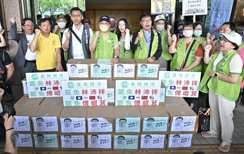 罷免國民黨立委林沛祥的民團「基隆絕沛」，23日前往基隆市選委會送件，連署份數為3萬7533份，達法定門檻的123％安全目標。（記者塗建榮攝）