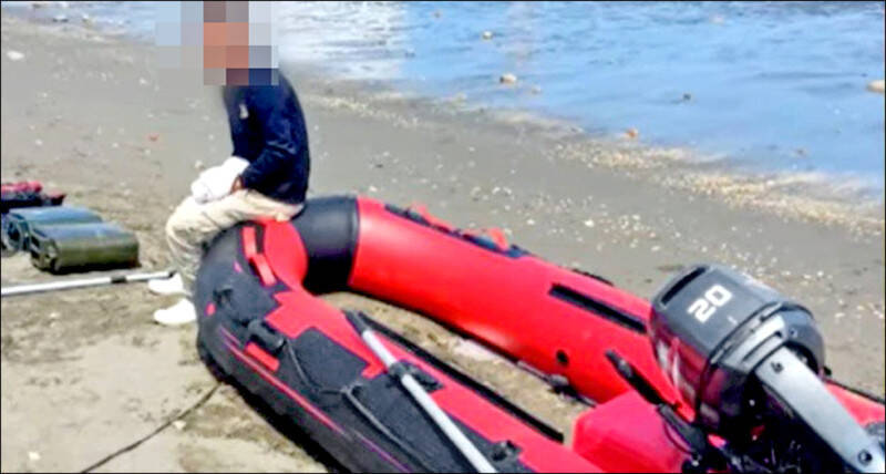 中國籍宋姓父子檔搭乘橡皮艇，在桃園市觀音海水浴場左側沙灘上岸。（取自網路）