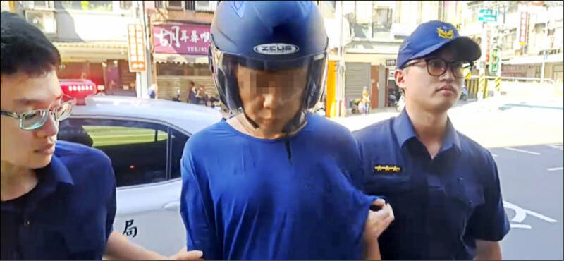 簡姓清潔隊員（中）不滿妻子提離婚，而以枕頭活活悶死5歲幼兒，警方將他押解至分局釐清行兇動機。（記者林嘉東翻攝） 