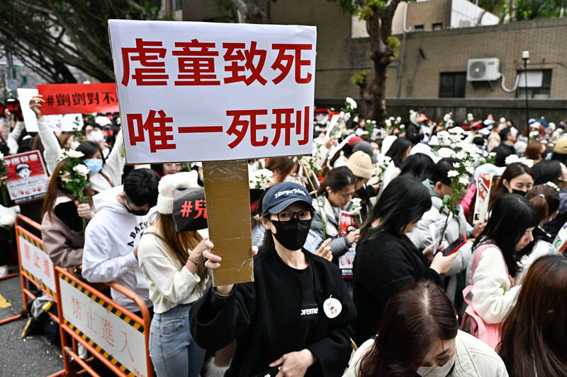 有民團及立委主張應增訂「虐殺幼童」罪，處死刑或無期徒刑並不得假釋。圖為剴剴案開庭，民眾到場聲援，訴求「兒虐零容忍」。（資料照）