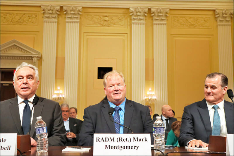 美國眾議院「美中戰略競爭特別委員會」5月15日就台海潛在衝突議題舉行聽證會，前太平洋陸軍司令佛林（右）、美退役海軍少將蒙哥馬利（中）及前副國務卿坎貝爾（左）出席，揭示中共可能於2027年發動對台戰爭。（中央社）